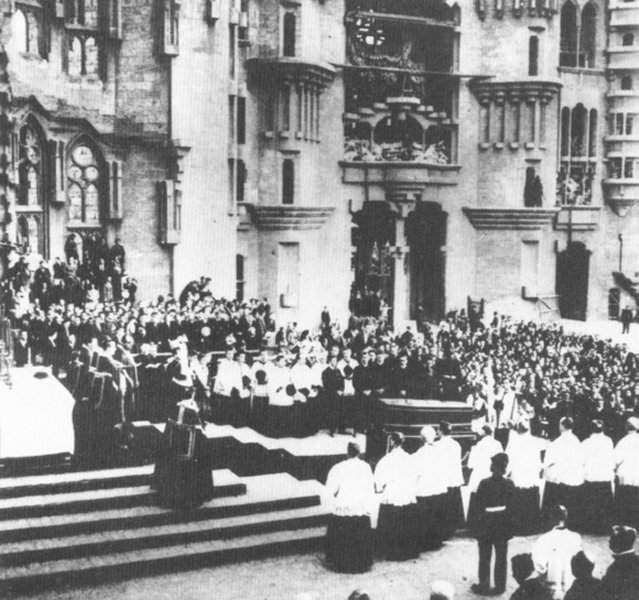 Crowds fill Barcelona's streets for Gaudí's funeral procession, June 1926