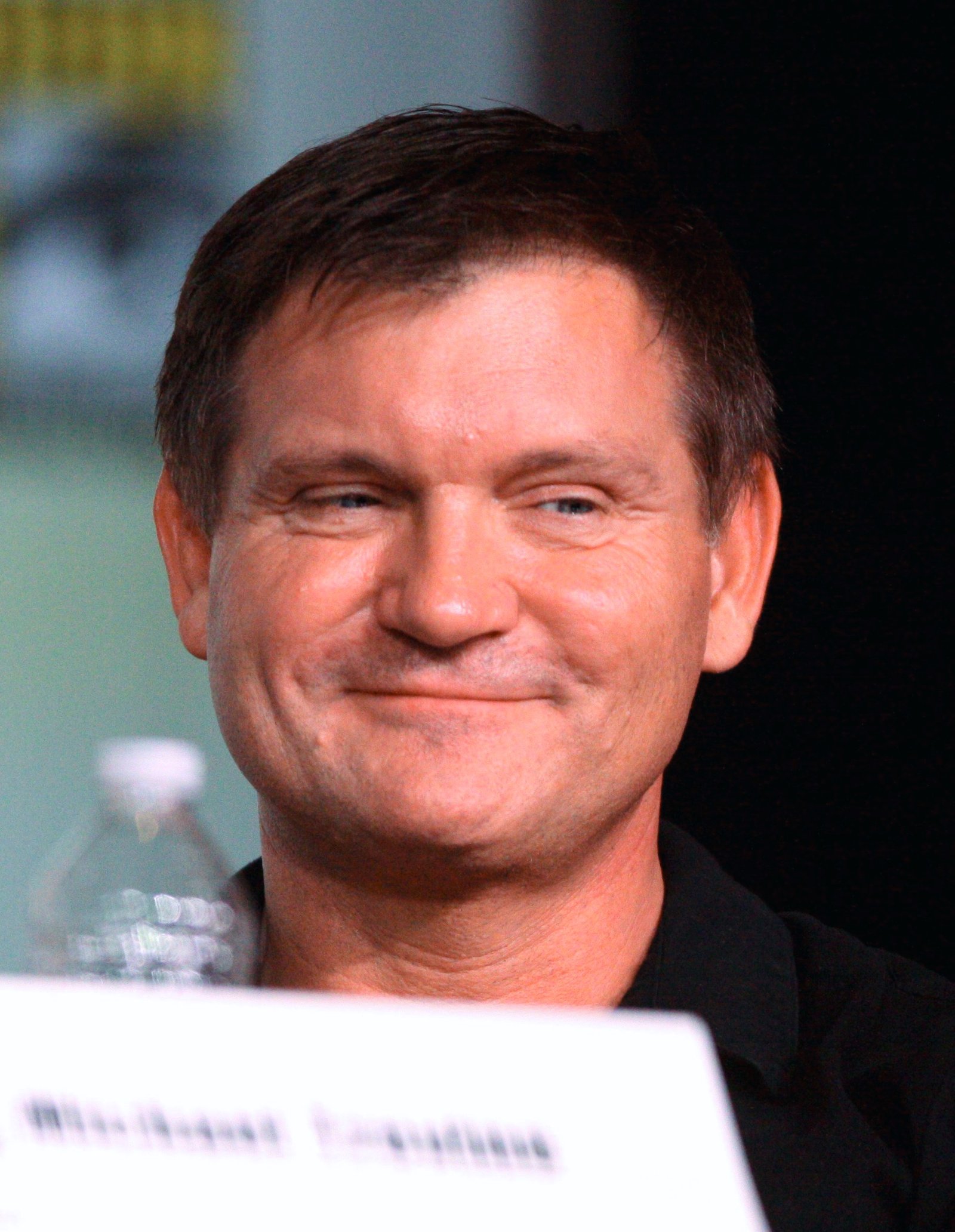 Screenwriter Kevin Williamson smiling at a panel